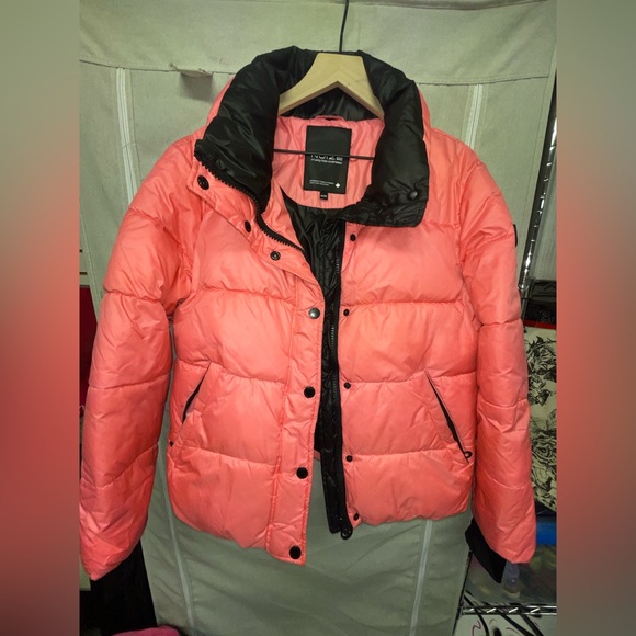 COPY - NOIZE GWEYN SHORT PUFFER IN PINK - Picture 4 of 6